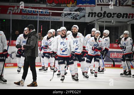 Enttaeuscht, frustriert die Mannheimer Spieler Schwenninger Wild Wings gegen Adler Mannheim, Eishockey, DEL, Spieltag 21, Saison 2024/2025, 29.11.2024 Foto: Eibner-Pressefoto/Sven Laegler Stockfoto