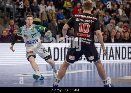 Veit Maevers (HC Erlangen, #10) Erik Persson (frisch auf! Goeppingen, #22) HC Erlangen vs. FRISCH AUF Goeppingen, Handball, 1. Handball-Bundesliga, Saison 2024/2025, 12. Spieltag, 29.11.2024 Foto: Eibner/Ardan Fuessmann Stockfoto