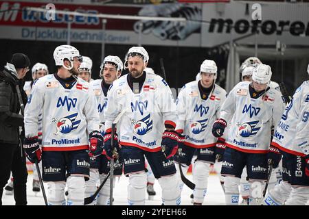 Schwenningen, Deutschland. November 2024. Enttaeuscht, frustriert die Mannheimer Spieler Schwenninger Wild Wings gegen Adler Mannheim, Eishockey, DEL, Spieltag 21, Saison 2024/2025, 29.11.2024 Foto: Eibner-Pressefoto/Sven Laegler Credit: dpa/Alamy Live News Stockfoto