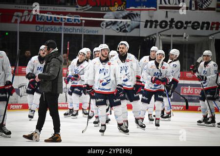 Schwenningen, Deutschland. November 2024. Enttaeuscht, frustriert die Mannheimer Spieler Schwenninger Wild Wings gegen Adler Mannheim, Eishockey, DEL, Spieltag 21, Saison 2024/2025, 29.11.2024 Foto: Eibner-Pressefoto/Sven Laegler Credit: dpa/Alamy Live News Stockfoto