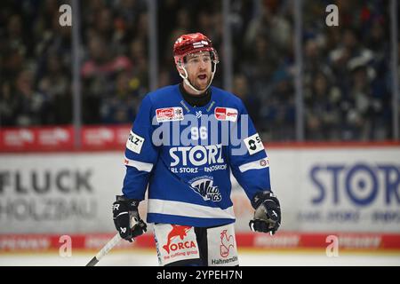 Schwenningen, Deutschland. November 2024. Tyson Spink (Schwenninger Wild Wings #96) Schwenninger Wild Wings gegen Adler Mannheim, Eishockey, DEL, Spieltag 21, Saison 2024/2025, 29.11.2024 Foto: Eibner-Pressefoto/Sven Laegler Credit: dpa/Alamy Live News Stockfoto