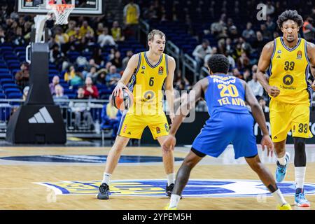 Berlin, Deutschland. November 2024. Malte Delow (L) von Alba Berlin und Levi Randolph (R) von Maccabi Playtika Tel Aviv in der Runde 12 der regulären Saison 2024/2025 der Turkish Airlines Euroleague zwischen Alba Berlin und Maccabi Playtika Tel Aviv in Uber Arena. Maccabi Playtika Tel Aviv 103: 85 Alba Berlin. Quelle: SOPA Images Limited/Alamy Live News Stockfoto