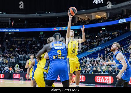 Berlin, Deutschland. November 2024. Ziga Samar (R2) von Alba Berlin in der Runde 12 der regulären Saison 2024/2025 der Turkish Airlines Euroleague zwischen Alba Berlin und Maccabi Playtika Tel Aviv in der Uber Arena. Maccabi Playtika Tel Aviv 103: 85 Alba Berlin. Quelle: SOPA Images Limited/Alamy Live News Stockfoto