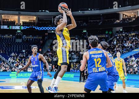 Berlin, Deutschland. November 2024. David McCormack (C) von Alba Berlin wurde in der 12. Runde der regulären Saison 2024/2025 der Turkish Airlines Euroleague zwischen Alba Berlin und Maccabi Playtika Tel Aviv in der Uber Arena gesehen. Maccabi Playtika Tel Aviv 103: 85 Alba Berlin. (Foto: Nicholas Müller/SOPA Images/SIPA USA) Credit: SIPA USA/Alamy Live News Stockfoto