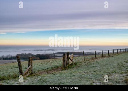 Blick auf oxfordshire vom ridgeway am frühen Morgen, november Frost und Nebel. Uffington, Oxfordshire, England Stockfoto