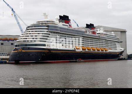 Das Kreuzfahrtschiff Disney Treasure legt am 15. September 2024 an der Meyer Werft in Papenburg an. Stockfoto