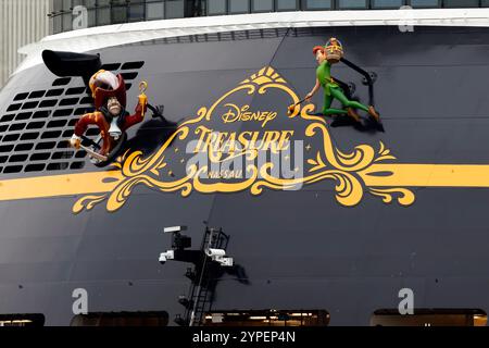 Das Kreuzfahrtschiff Disney Treasure legt am 15. September 2024 an der Meyer Werft in Papenburg an. Stockfoto