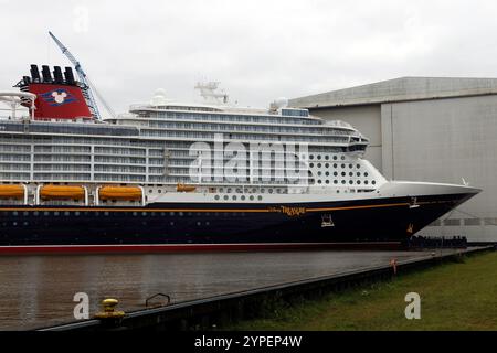 Das Kreuzfahrtschiff Disney Treasure legt am 15. September 2024 an der Meyer Werft in Papenburg an. Stockfoto