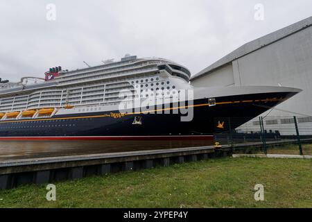 Das Kreuzfahrtschiff Disney Treasure legt am 15. September 2024 an der Meyer Werft in Papenburg an. Stockfoto