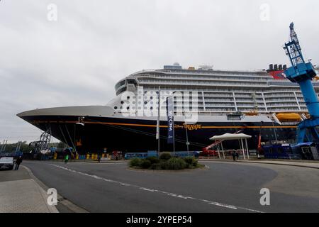 Das Kreuzfahrtschiff Disney Treasure legt am 15. September 2024 an der Meyer Werft in Papenburg an. Stockfoto