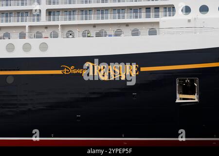 Das Kreuzfahrtschiff Disney Treasure legt am 15. September 2024 an der Meyer Werft in Papenburg an. Stockfoto