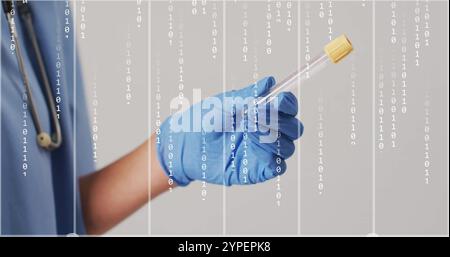 Hand mit Handschuhen, die das Reagenzglas über dem Binärcode halten Stockfoto