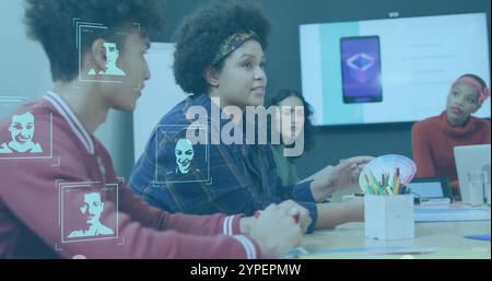 Bild der Gesichtserkennung über verschiedene Geschäftsteams, die im Besprechungsraum diskutieren Stockfoto