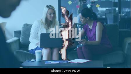 Abstraktes Cloud-Bild über Geschäftsfrauen, die im Büro an Laptops arbeiten Stockfoto