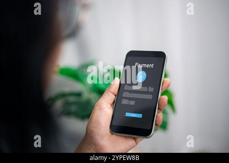 Frau mit Smartphone für Online-Zahlungen, Online-Zahlung, Banking, Online-Shopping, digitales Online-Zahlungskonzept, Technologie Online-Banking-Anwendung Stockfoto