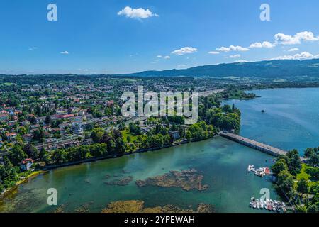 Sommer am bayerischen Bodensee rund um Lindau-Insel Ausblick auf Lindau am Bodensee an einem sonnigen Tag im Juli Lindau kleiner See Bayern Deutschlan Stockfoto