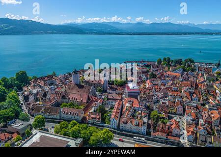 Sommer am bayerischen Bodensee rund um Lindau-Insel Ausblick auf Lindau am Bodensee an einem sonnigen Tag im Juli Lindau kleiner See Bayern Deutschlan Stockfoto