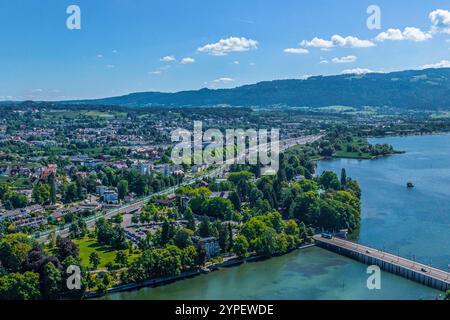 Sommer am bayerischen Bodensee rund um Lindau-Insel Ausblick auf Lindau am Bodensee an einem sonnigen Tag im Juli Lindau kleiner See Bayern Deutschlan Stockfoto