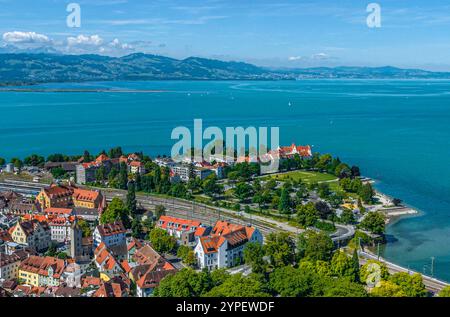 Sommer am bayerischen Bodensee rund um Lindau-Insel Ausblick auf Lindau am Bodensee an einem sonnigen Tag im Juli Lindau kleiner See Bayern Deutschlan Stockfoto