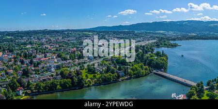 Sommer am bayerischen Bodensee rund um Lindau-Insel Ausblick auf Lindau am Bodensee an einem sonnigen Tag im Juli Lindau kleiner See Bayern Deutschlan Stockfoto