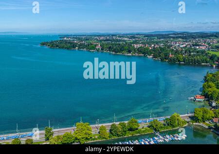 Sommer am bayerischen Bodensee rund um Lindau-Insel Ausblick auf Lindau am Bodensee an einem sonnigen Tag im Juli Lindau kleiner See Bayern Deutschlan Stockfoto