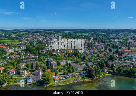 Sommer am bayerischen Bodensee rund um Lindau-Insel Ausblick auf Lindau am Bodensee an einem sonnigen Tag im Juli Lindau kleiner See Bayern Deutschlan Stockfoto