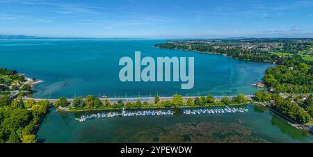 Sommer am bayerischen Bodensee rund um Lindau-Insel Ausblick auf Lindau am Bodensee an einem sonnigen Tag im Juli Lindau kleiner See Bayern Deutschlan Stockfoto