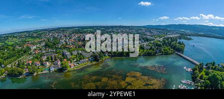 Sommer am bayerischen Bodensee rund um Lindau-Insel Ausblick auf Lindau am Bodensee an einem sonnigen Tag im Juli Lindau kleiner See Bayern Deutschlan Stockfoto