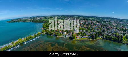 Sommer am bayerischen Bodensee rund um Lindau-Insel Ausblick auf Lindau am Bodensee an einem sonnigen Tag im Juli Lindau kleiner See Bayern Deutschlan Stockfoto