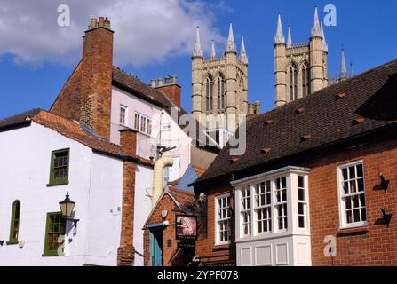 Lincoln: Die Kathedrale erhebt sich über Gebäuden in der Drury Lane in Lincoln, Lincolnshire, England, Großbritannien Stockfoto