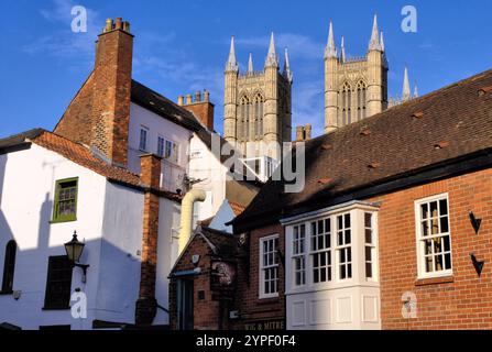 Lincoln: Die Kathedrale erhebt sich über Gebäuden in der Drury Lane in Lincoln, Lincolnshire, England, Großbritannien Stockfoto