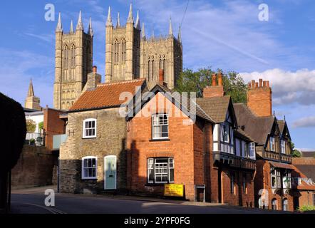 Lincoln: Die Kathedrale ragt über den Gebäuden in der Drury Lane und der Wordsworth Street in Lincoln, Lincolnshire, England, Großbritannien Stockfoto