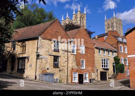 Lincoln: Die Kathedrale erhebt sich über den Gebäuden in Steilhang Hill und Christs Hospital Terrace in Lincoln, Lincolnshire, England, Großbritannien Stockfoto