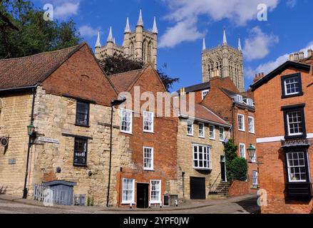 Lincoln: Die Kathedrale erhebt sich über den Gebäuden in Steilhang Hill und Christs Hospital Terrace in Lincoln, Lincolnshire, England, Großbritannien Stockfoto