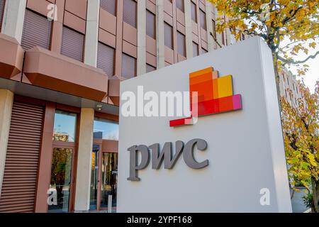 Unterschreiben Sie am Hauptsitz von PricewaterhouseCoopers (PwC) in Genf. PwC ist ein britisches internationales Netzwerk von Wirtschaftsprüfungs-, Buchhaltungs- und Beratungsunternehmen Stockfoto