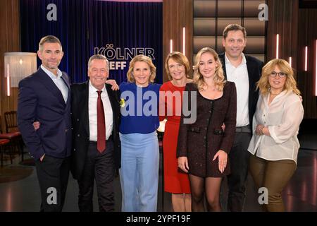 Von links: Micky BEISENHERZ, Moderator, Roland KAISER, Sänger, Susan LINK, Moderatorin, Elke BÜDENBENDER, Richterin und Gattin des Bundespräsidenten, Annalena KEILER, Tochter von Roland Kaiser, Lars KLINGBEIL, SPD-Vorsitzende, Maite KELLY, Sängerin, zu Gast in der Sendung ,,Koelner Treff, im WDR Fernsehen, 29.11.2024. Ã *** von links Micky BEISENHERZ, Moderator, Roland KAISER, Sängerin, Susan LINK, Moderatorin Elke BÜDENBENDER, Richterin und Ehefrau des Bundespräsidenten Annalena KEILER, Tochter von Roland Kaiser, Lars KLINGBEIL, SPD-Vorsitzende, Maite KELLY, Sängerin, Gast auf dem Programm, Koelner TR Stockfoto