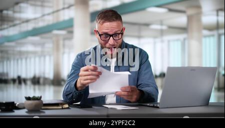 Junge Unternehmer Lächeln beim Lesen Papier am Schreibtisch im Büro Stockfoto
