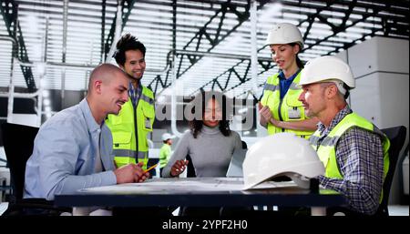 Treffen Eines Bauingenieurs Mit Geschäftsleuten Im Büro Stockfoto