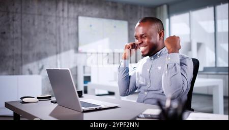 Afrikanischer Aktienmarktanalyst Business Man Verwendet Computerbildschirm Stockfoto