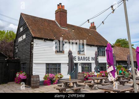 The Barge Inn, Battlesbridge, Essex, UK: Ein denkmalgeschütztes Gebäude mit Fachwerk und Wetterschutz aus dem 17. Und 18. Jahrhundert. Stockfoto