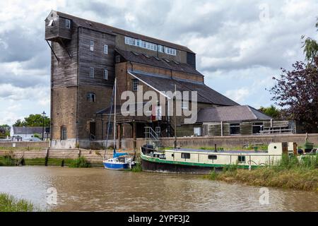 Die Gezeitenmühle des 18. Jahrhunderts, heute ein Antiquitätenzentrum, Battlesbridge, Essex, Großbritannien Stockfoto