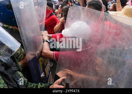Arbeiter und fortschrittliche Gruppen stoßen während der 161. Gedenkfeier des philippinischen Helden Andres Bonifacio am 30. November 2024 auf der Recto Avenue in Manila City auf den Philippinen auf. Copyright: XDeoxMontesclarosx Stockfoto