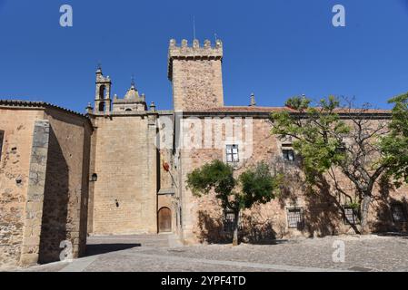 Historische Gebäude auf der Plaza de las Veletas im historischen Zentrum von Caceres (Spanien) Stockfoto