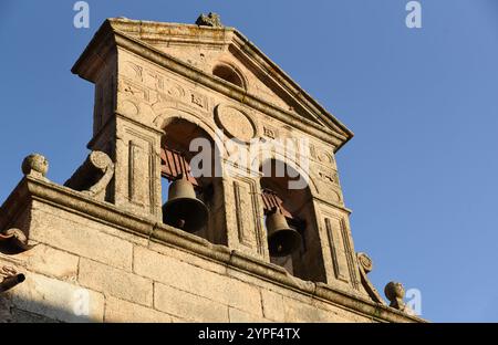 Kirchenglocken des Klosters St. Paul im historischen Stadtzentrum von Caceres (Spanien) Stockfoto