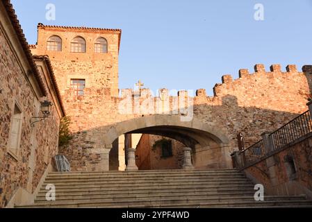 Treppe zum Sternenbogen (Arco de la Estrella) im historischen Stadtzentrum von Caceres (Spanien) Stockfoto