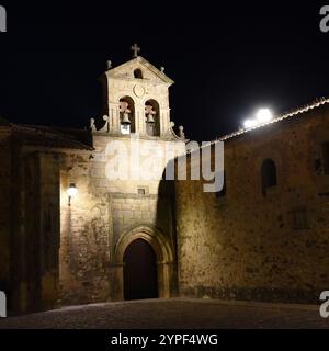 Kloster St. Paul mit Flutlicht im historischen Stadtzentrum von Caceres (Spanien) Stockfoto