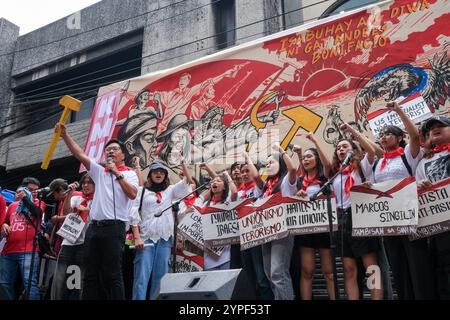 Arbeiter und fortschrittliche Gruppen stoßen während der 161. Gedenkfeier des philippinischen Helden Andres Bonifacio am 30. November 2024 auf der Recto Avenue in Manila City auf den Philippinen auf. Copyright: XDeoxMontesclarosx Stockfoto