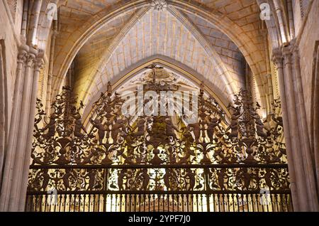 Dekorative Leinwand vor der Capilla Mayor in der Kathedrale von Cuenca (Spanien) Stockfoto