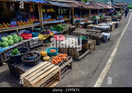 Nduaria, Flores, Indonesien - 29. Oktober 2024: Ndua Ria Obstmarkt mit Marktständen und Lebensmittelverkäufern. Stockfoto