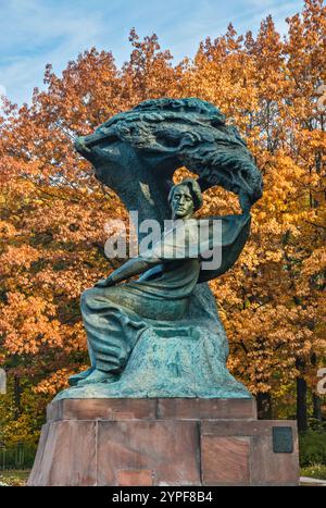 Denkmal des Frederischen Chopin, geschaffen von Wacław Szymanowski im Jahre 1926, zerstört von Deutschen im Zweiten Weltkrieg, wiederaufgebaut 1958, Łazienki Park, Herbst, Warschau, Polen Stockfoto